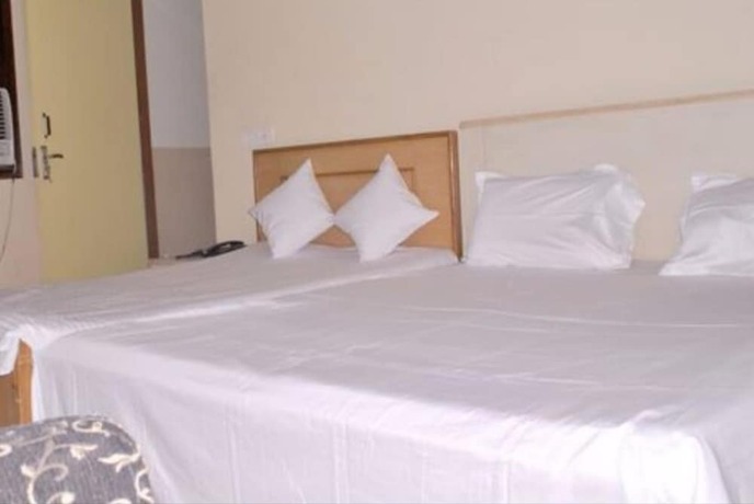 Imagen de la habitación del Hotel Goroomgo Viren Plaza Agra. Foto 13