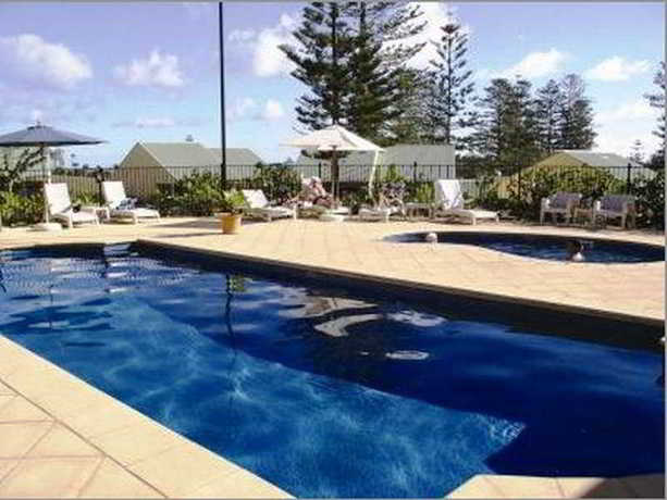 Imagen de la piscina del Hotel Governors Lodge Resort. Foto 7