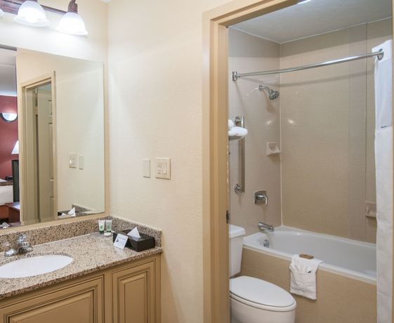 Imagen de la habitación del Hotel Governor\'s Suites Oklahoma City Airport Area. Foto 8