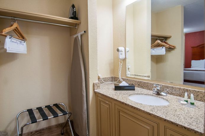 Imagen de la habitación del Hotel Governor\'s Suites Oklahoma City Airport Area. Foto 10