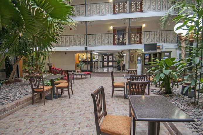 Imagen de los interiores del Hotel Governor\'s Suites Oklahoma City Airport Area. Foto 18