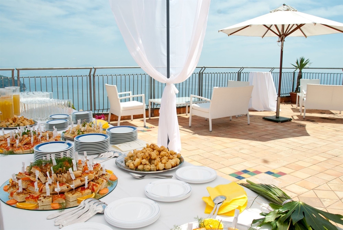 Imagen de los exteriores del Hotel Graal. Foto 13