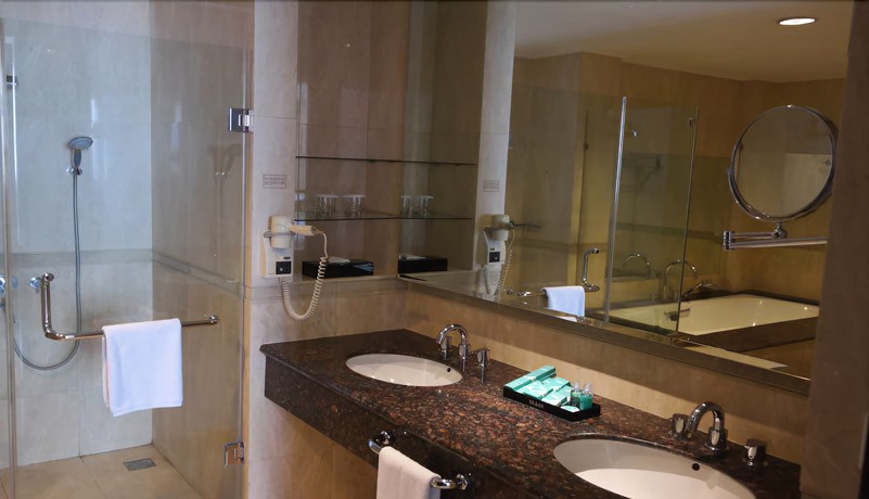 Imagen de la habitación del Hotel Grage Cirebon. Foto 11