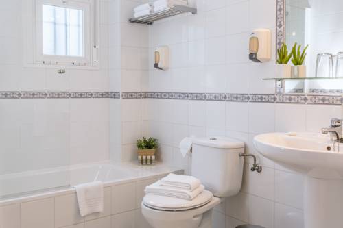 Imagen de la habitación del Hotel Gran Avenida, Coria Del Rio. Foto 13