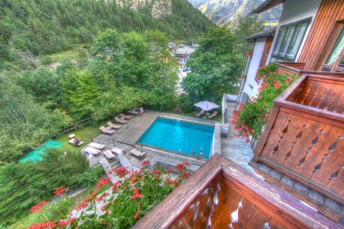 Imagen de la piscina del Hotel Gran Baita and Wellness. Foto 11
