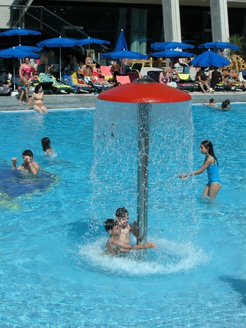 Imagen de la piscina del Hotel Gran Bali. Foto 19