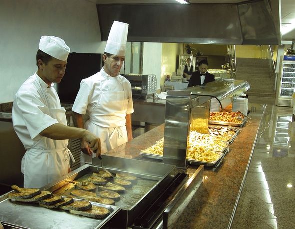 Imagen del bar/restaurante del Hotel Gran Bali. Foto 9