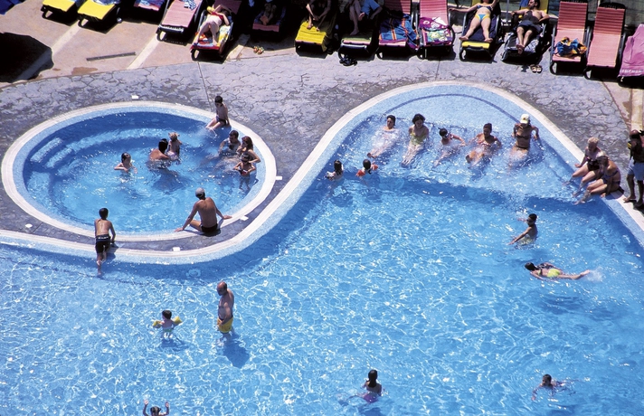 Imagen de la piscina del Hotel Gran Bali. Foto 21