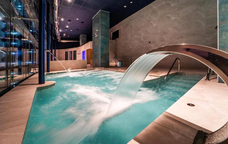 Imagen de la piscina del Hotel Gran Bali & Spa. Foto 19