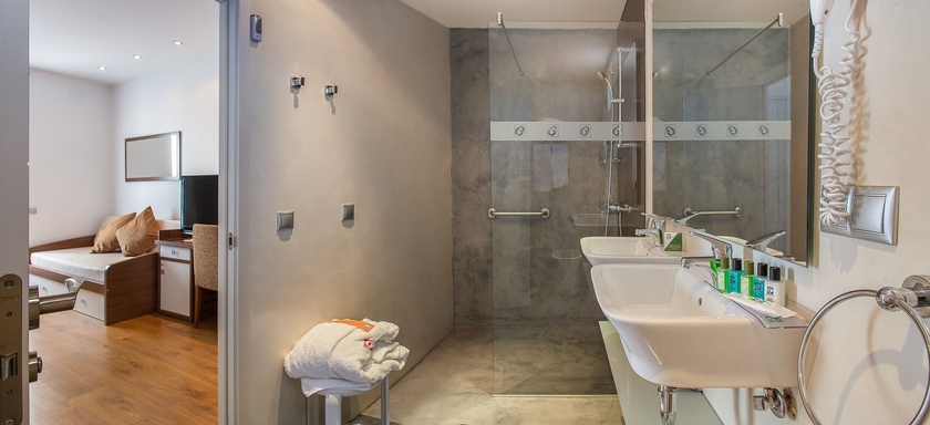 Imagen de la habitación del Hotel Gran Delfin. Foto 6