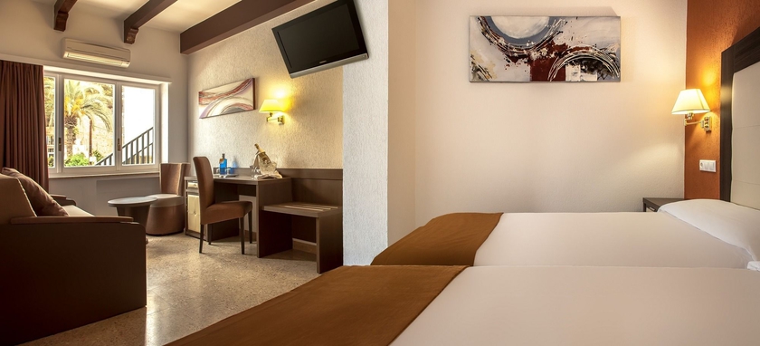 Imagen de la habitación del Hotel Gran Delfin. Foto 7