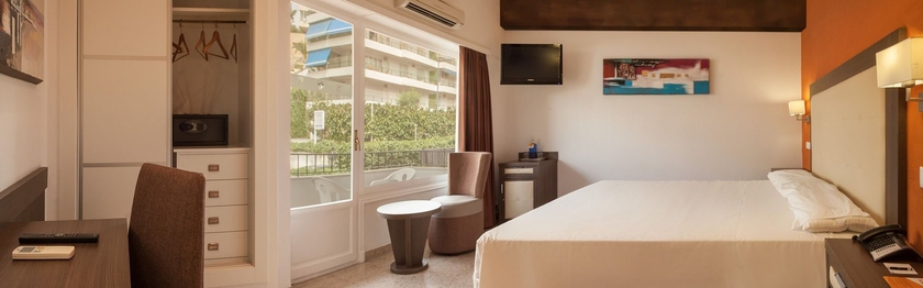 Imagen de la habitación del Hotel Gran Delfin. Foto 8