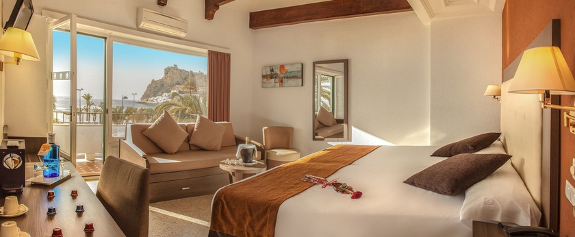 Imagen de la habitación del Hotel Gran Delfin. Foto 12