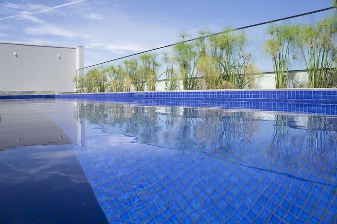 Imagen de la piscina del Hotel Gran Executive. Foto 19