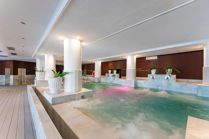Imagen de la piscina del Hotel Gran Fornells Thalasso & Spa. Foto 16