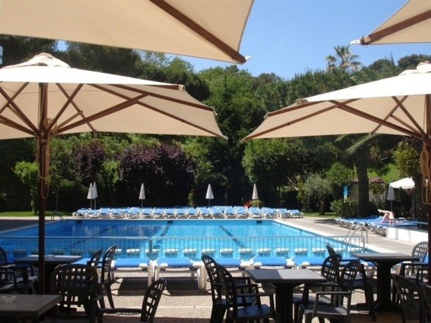 Imagen de la piscina del Hotel Gran Garbi. Foto 11