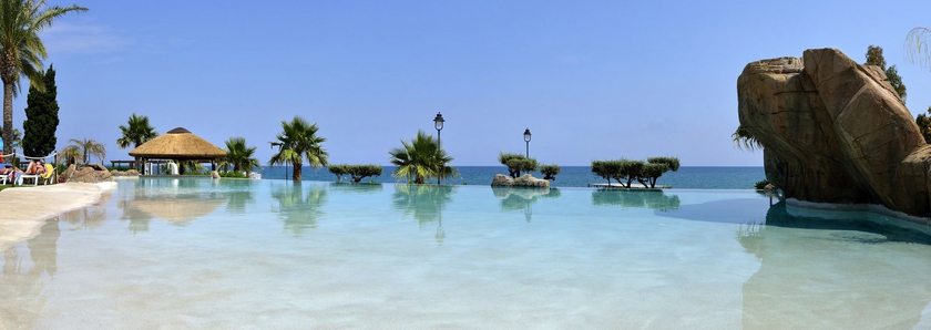 Imagen de la piscina del Hotel Gran Hotel Las Fuentes. Foto 16
