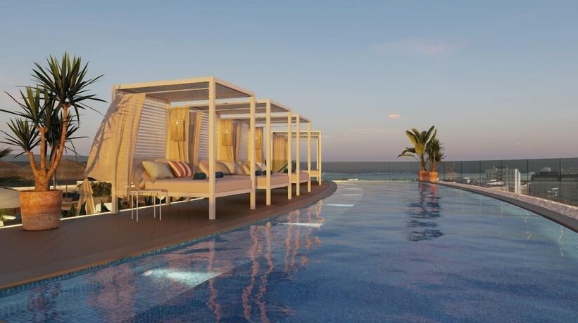 Imagen de la piscina del Hotel Gran Hotel Luna de C&aacute;diz. Foto 9