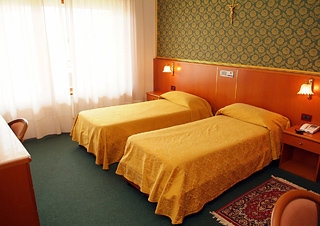 Imagen de la habitación del Hotel Gran Hotel Pinetamare Club Resort. Foto 2