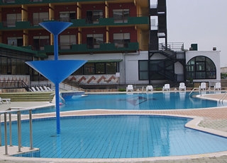 Imagen de la piscina del Hotel Gran Hotel Pinetamare Club Resort. Foto 3