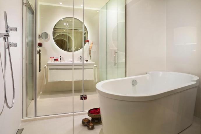 Imagen de la habitación del Hotel Gran Melia Palacio de los Duques. Foto 17