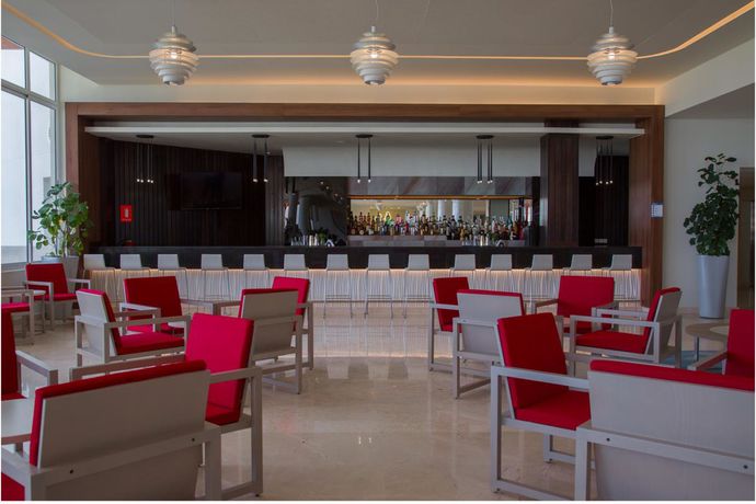 Imagen del bar/restaurante del Hotel Gran Muthu Almirante Beach. Foto 3