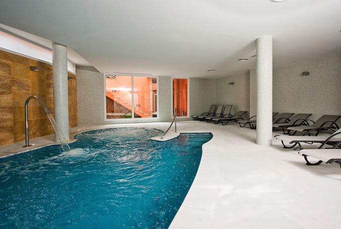 Imagen de la piscina del Hotel Gran Sagitario. Foto 12