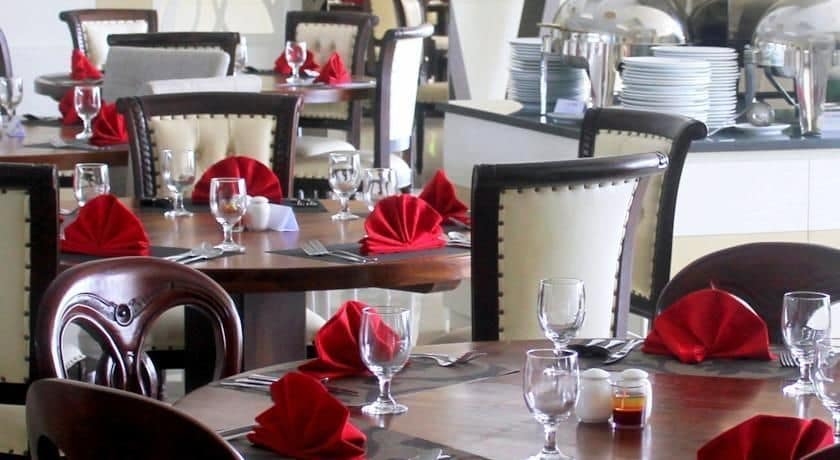 Imagen del bar/restaurante del Hotel Gran Surya. Foto 5