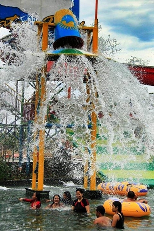 Imagen de la piscina del Hotel Gran Surya. Foto 17