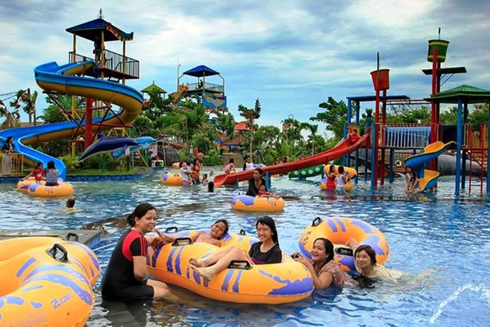 Imagen de la piscina del Hotel Gran Surya. Foto 19