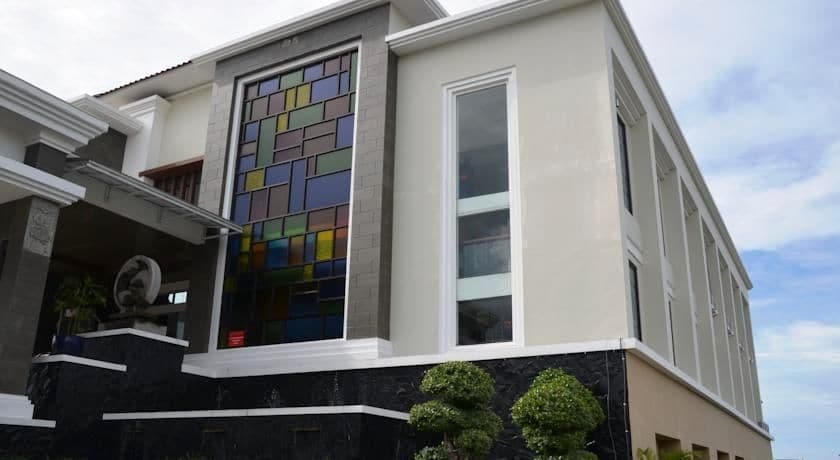 Imagen de los exteriores del Hotel Gran Surya. Foto 14