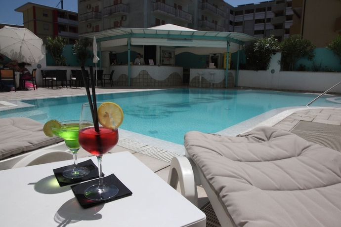 Imagen de la piscina del Hotel Gran Venere Beach. Foto 15