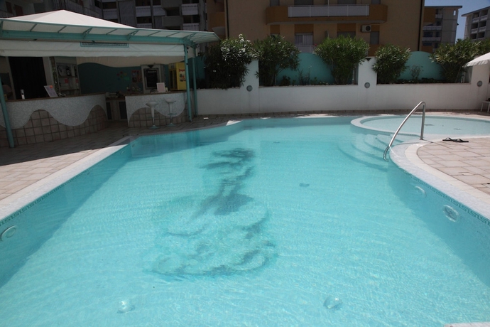Imagen de la piscina del Hotel Gran Venere Beach. Foto 17