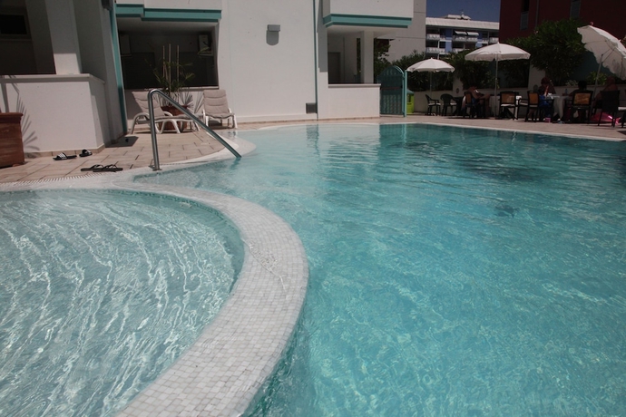 Imagen de la piscina del Hotel Gran Venere Beach. Foto 18