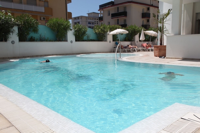 Imagen de la piscina del Hotel Gran Venere Beach. Foto 19