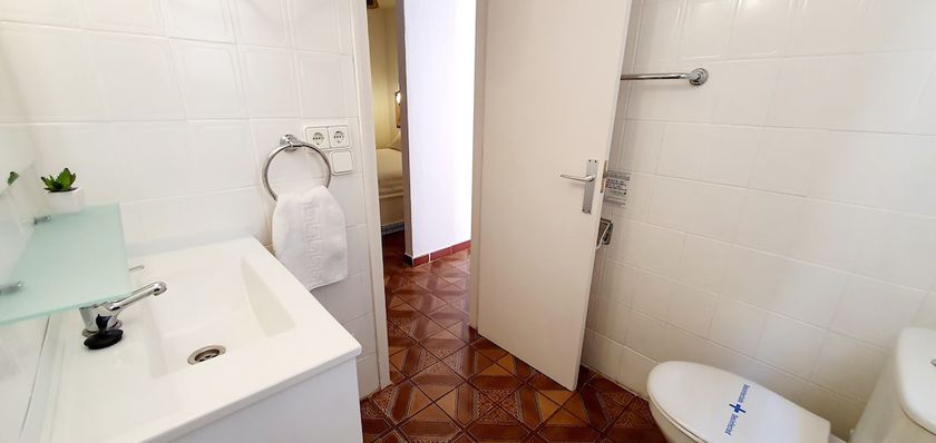 Imagen de la habitación del Hotel Granada Apartments Ibiza. Foto 3