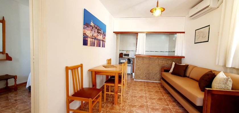 Imagen de la habitación del Hotel Granada Apartments Ibiza. Foto 6
