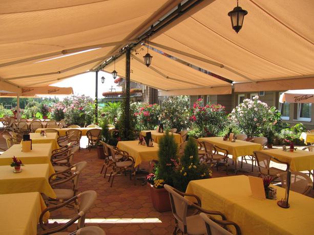 Imagen del bar/restaurante del Hotel Granada Konferencia Wellness Sport. Foto 9