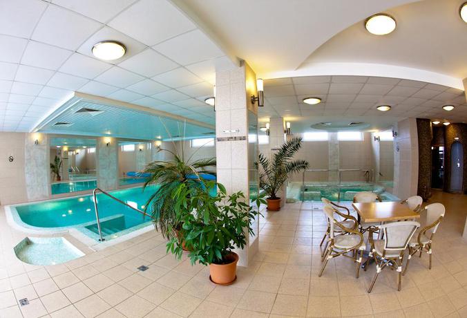 Imagen de la piscina del Hotel Granada Konferencia Wellness Sport. Foto 12