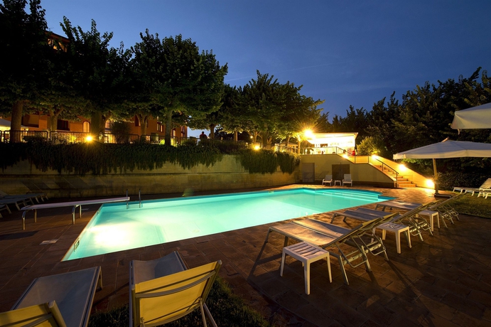 Imagen de la piscina del Hotel Grand Admiral Palace. Foto 14