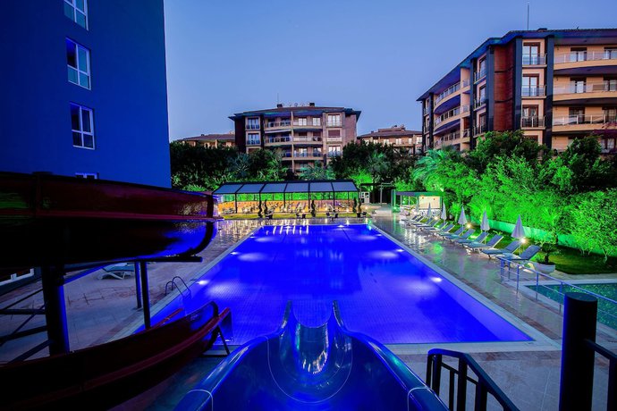 Imagen de la piscina del Hotel Grand Alisa &ndash; Ex.Royalisa. Foto 18