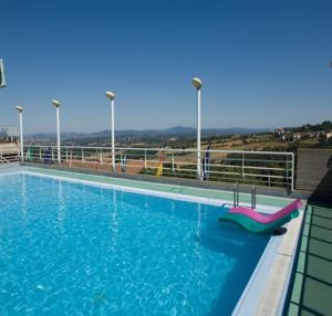 Imagen de la piscina del Hotel Grand Ambasciatori Wellness and Spa. Foto 5