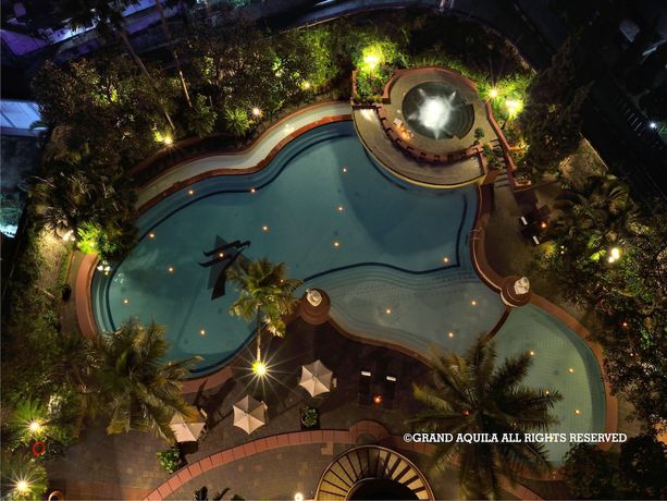 Imagen de la piscina del Hotel Grand Aquila Bandung. Foto 20