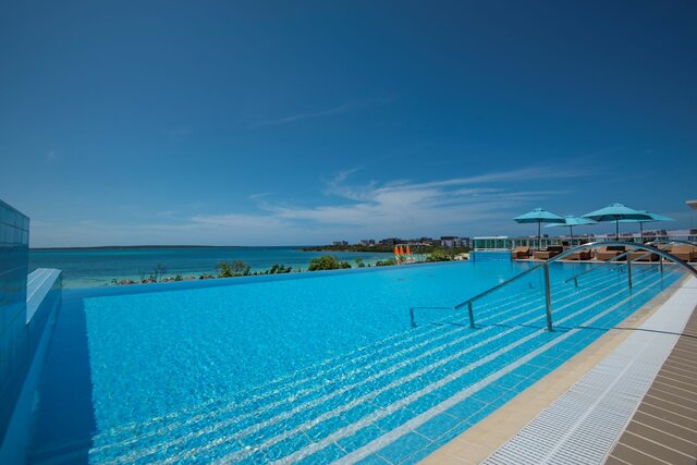 Imagen de la piscina del Hotel Grand Aston Cayo Las Brujas Beach Resort & Spa. Foto 19