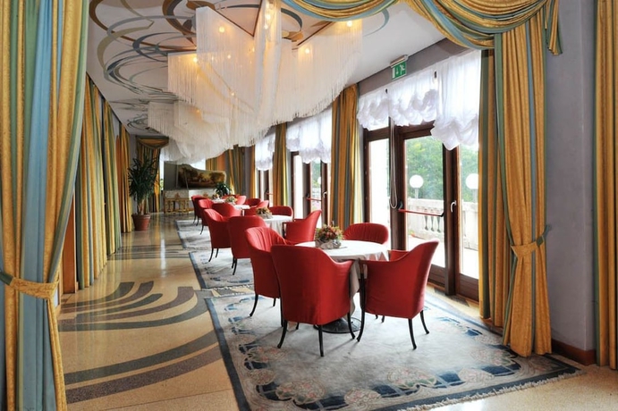 Imagen del bar/restaurante del Hotel Grand Astoria, Tobia. Foto 3