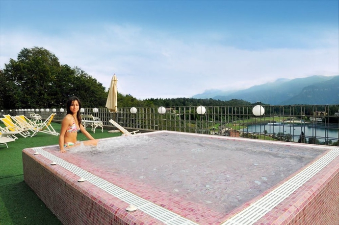 Imagen de la piscina del Hotel Grand Astoria, Tobia. Foto 18