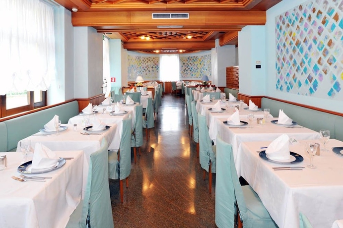 Imagen del bar/restaurante del Hotel Grand Astoria, Tobia. Foto 4