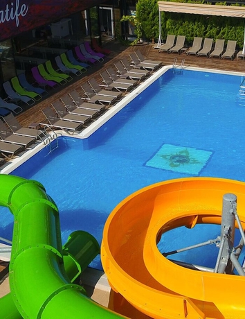 Imagen de la piscina del Hotel Grand Ayzek Otel. Foto 16