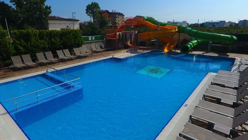 Imagen de la piscina del Hotel Grand Ayzek Otel. Foto 17