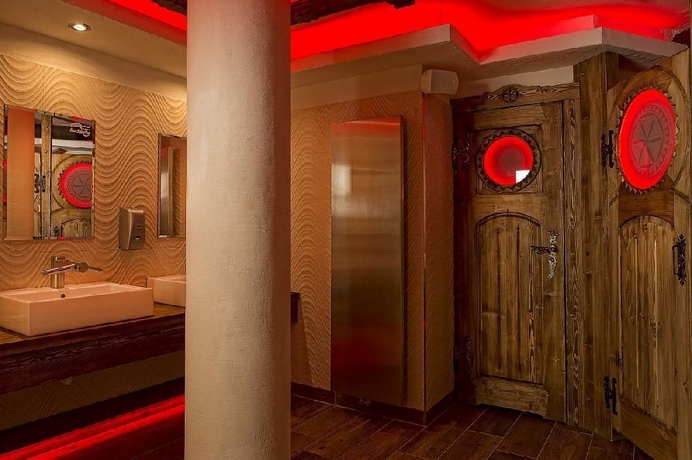 Imagen de la piscina del Hotel Grand Bachledka Strachan. Foto 16